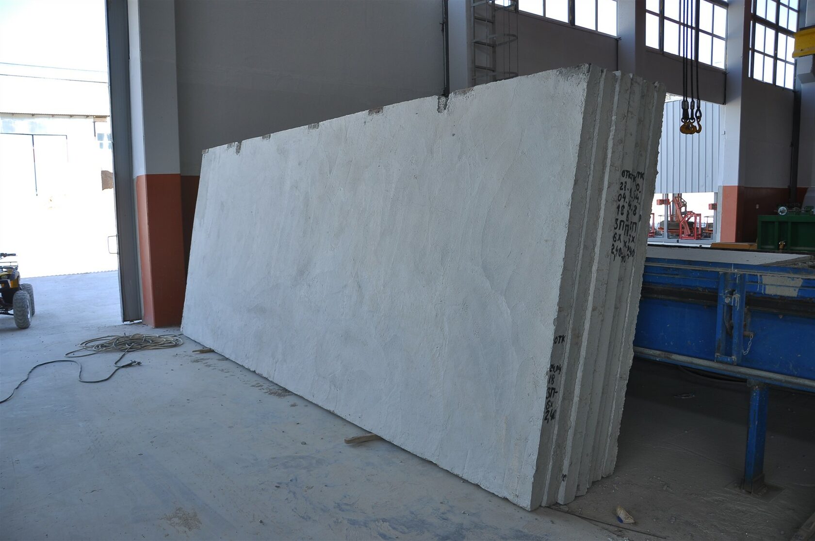 Наружные стеновые панели трехслойные толщиной 400 мм на жестких связях - ООО «ЗКПД ТДСК»